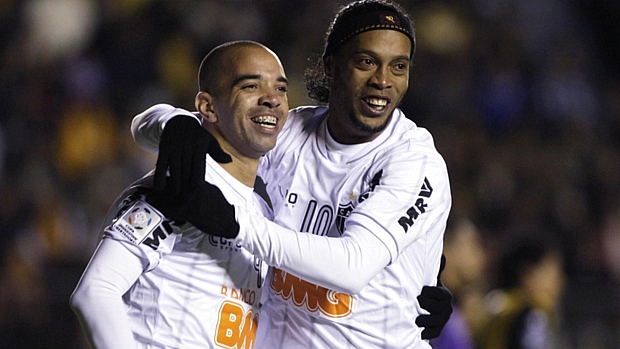 Diego Tardelli abraça Ronaldinho Gaúcho após gol do Atlético-MG contra o Strongest