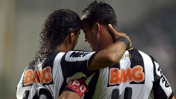 Ronaldinho e Réver comemoram gol de empate do Atlético contra o Tijuana
