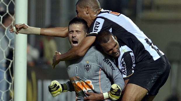 Jogadores abraçam Victor após defesa que garantiu a classificação do Atlético