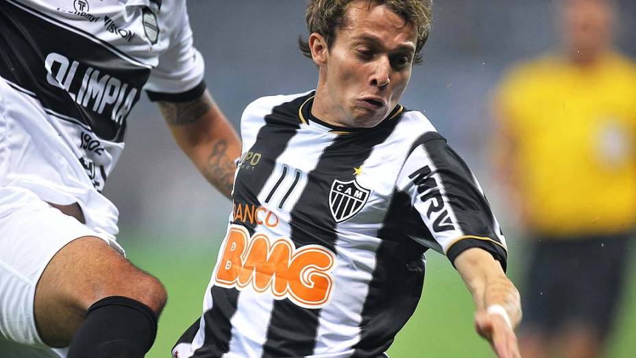 Bernard durante partida entre Atlético MG e Olimpia, válida pela final da Libertadores 2013, no Estádio do Mineirão, em Belo Horizonte