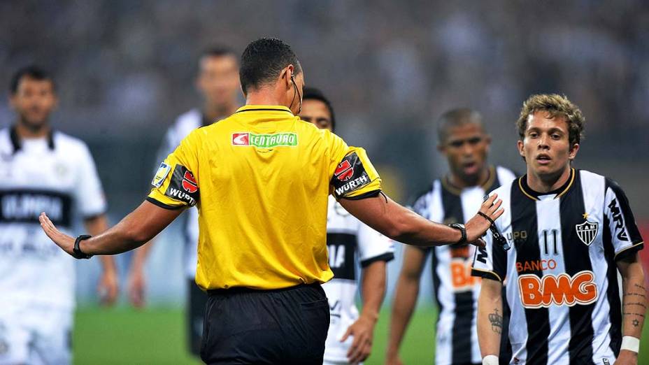 Bernard durante partida entre Atlético MG e Olimpia, válida pela final da Libertadores 2013, no Estádio do Mineirão, em Belo Horizonte