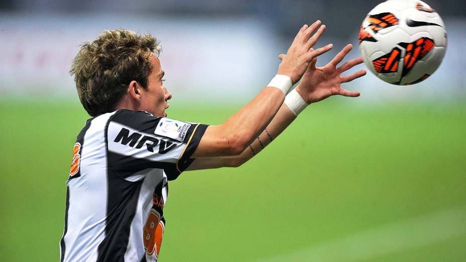 Bernard durante partida entre Atlético MG e Olimpia, válida pela final da Libertadores 2013, no Estádio do Mineirão, em Belo Horizonte