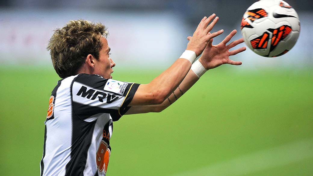 Bernard durante partida entre Atlético MG e Olimpia, válida pela final da Libertadores 2013, no Estádio do Mineirão, em Belo Horizonte