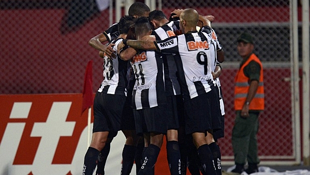 Jogadores do Atlético-MG comemoram gol no final da partida
