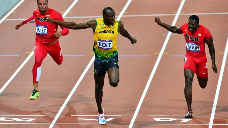 Usain Bolt cruza a linha de chegada e vence a final dos 100m nas Olimpíadas de Londres, em 05/08/2012