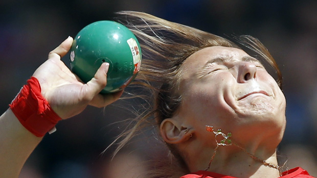 A russa Evgeniia Kolodko durante prova de arremesso de peso nos Jogos Olímpicos de Londres