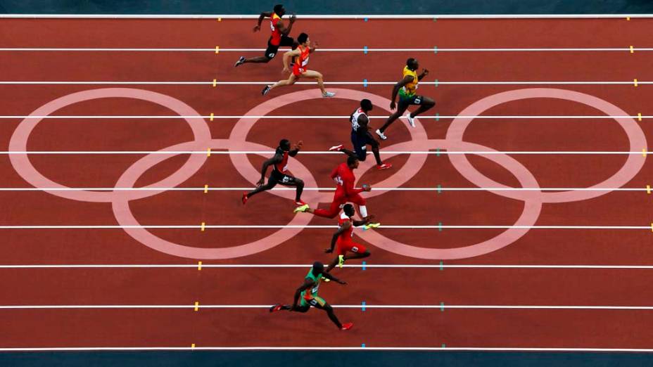 Momento em que Usain Bolt assume a liderança da bateria das semi-finais dos 100m nas Olimpíadas de Londres, em 05/08/2012