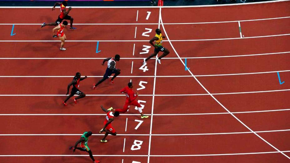 Momento em que Usain Bolt cruza a linha de chegada durante bateria das semi-finais dos 100m nas Olimpíadas de Londres, em 05/08/2012