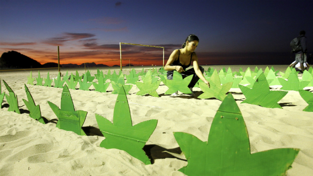 Quatrocentos e vinte réplicas da folha de maconha foram espetadas na areia da praia de Copacabana, no Rio