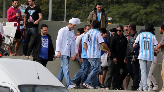 O ator Ashton Kutcher se vestiu de cozinheiro e visitou argentinos no Rio de Janeiro