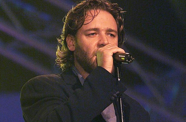 Russell Crowe também lidera uma banda. Ele é o vocalista da banda The Ordinary Fear Of God.