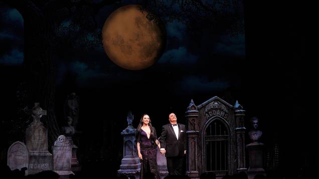 Atores Nathan Lane e Bebe Neuwirth na peça da Broadway "The Addams Family"