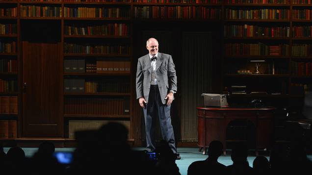 Ator John Lithgow na peça da Broadway "The Columnist"