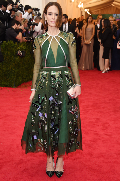 Atriz Sarah Paulson erra o look com vestido verde apagado trabalhado na sucata