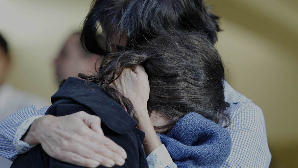 A mãe do jovem Vitor Gurman, de 24 anos, é consolada em frente ao Hospital das Clínicas, na zona oeste de São Paulo