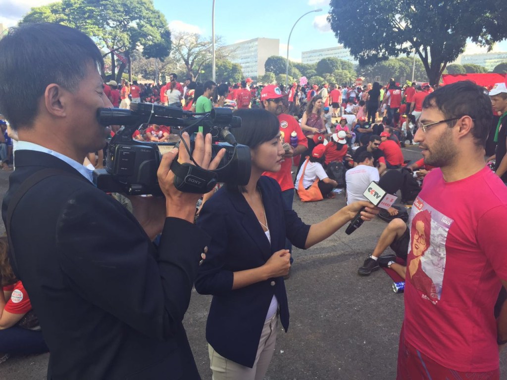 Correspondentes da TV estatal da China (CCTV) em Brasília, cobrindo a votação do pedido de impeachment da presidente Dilma Rousseff na Câmara dos Deputados
