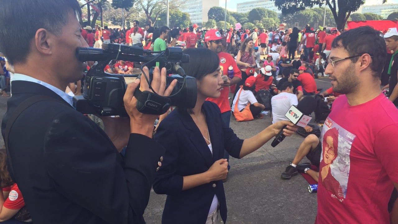 Correspondentes da TV estatal da China (CCTV) em Brasília, cobrindo a votação do pedido de impeachment da presidente Dilma Rousseff na Câmara dos Deputados