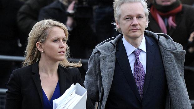 Audiência: Assange chega à Corte ao lado da advogada Jennifer Robinson
