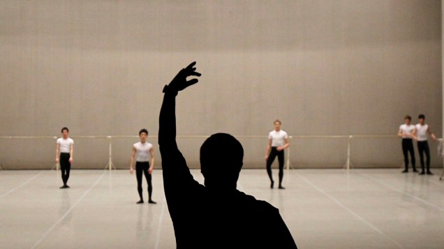Bailarinos durante aula na academia do Balé Bolshoi em Moscou, Rússia