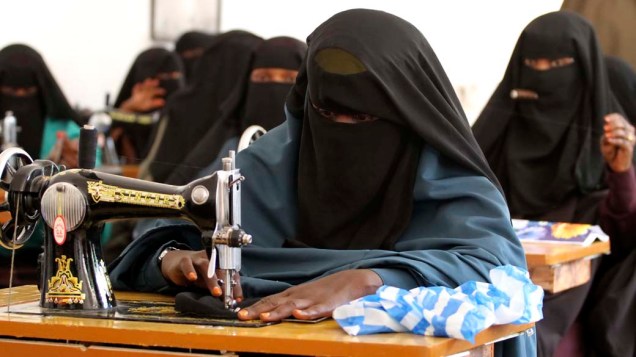 Mulher participa de aulas de costura na cidade de Mogadíscio, Somália