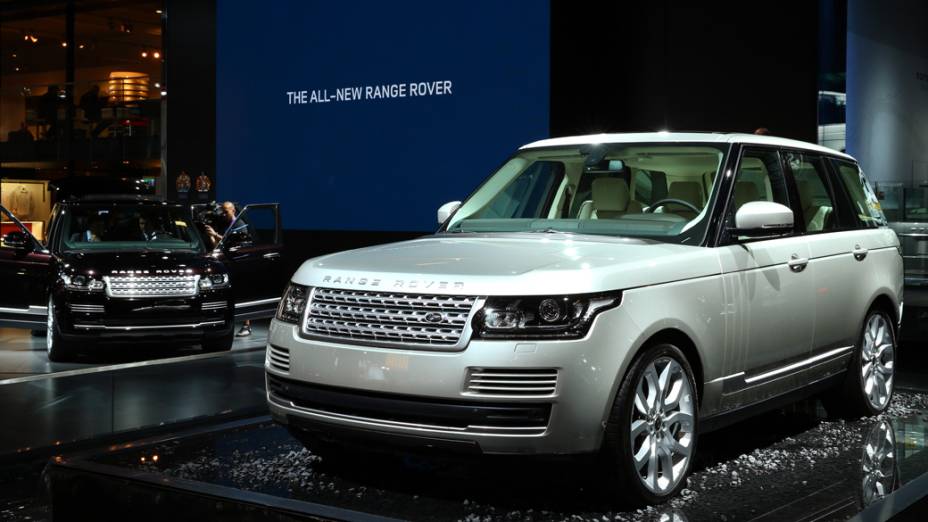 Lipo no Land Rover - Apresentado pela primeira vez dias atrás no Salão de Paris, o novo Range Rover pegou um vôo e desembarcou no Salão de São Paulo. Rejuvenescido e mais magro, o jipão perdeu mais de 400 kg de peso