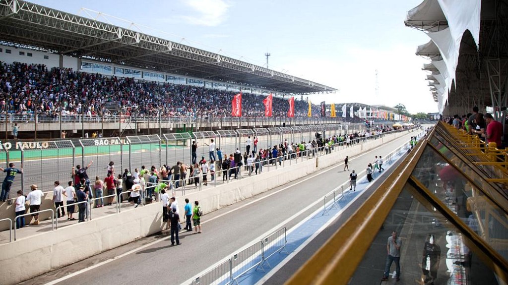 Autódromo de Interlagos recebeu o SuperBike Series Brasil: arquibancada cheia
