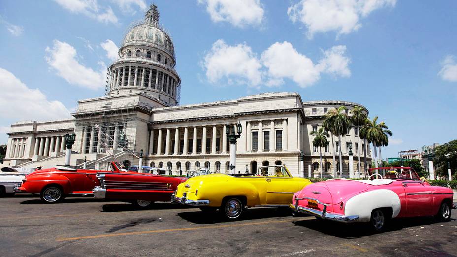 Quase cem carros clássicos partiram de Pequim (China) com destino a Paris (França): 12.247 km em 33 dias