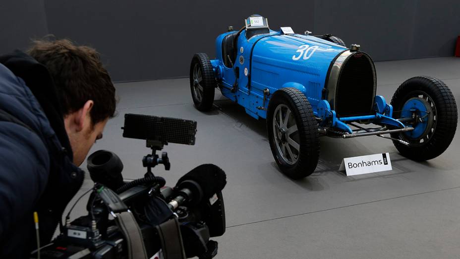 Bugatti Type 54 (1931) é exibido durante uma exposição de carros antigos e motos no salão de exposições Grand Palais