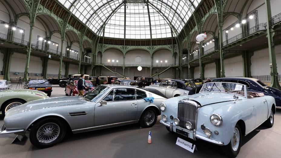 Aston Martin DBS coupe (1968) and a Bentley Mk VI Cabriolet (1947) são exibidos em um leilão no Grand Palais, França