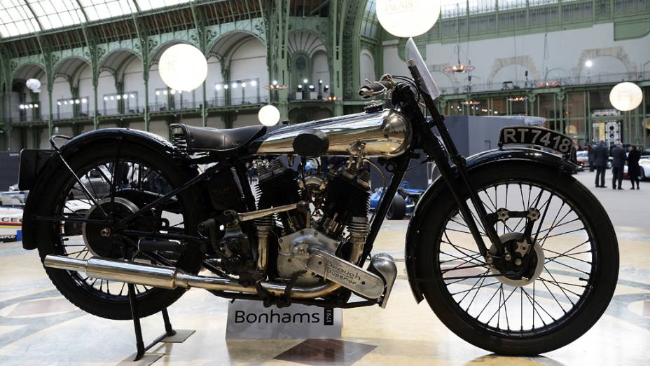 Moto clássica Brough Superior SS100 996cc (1934) é exibida em leilão no Grand Palais, França