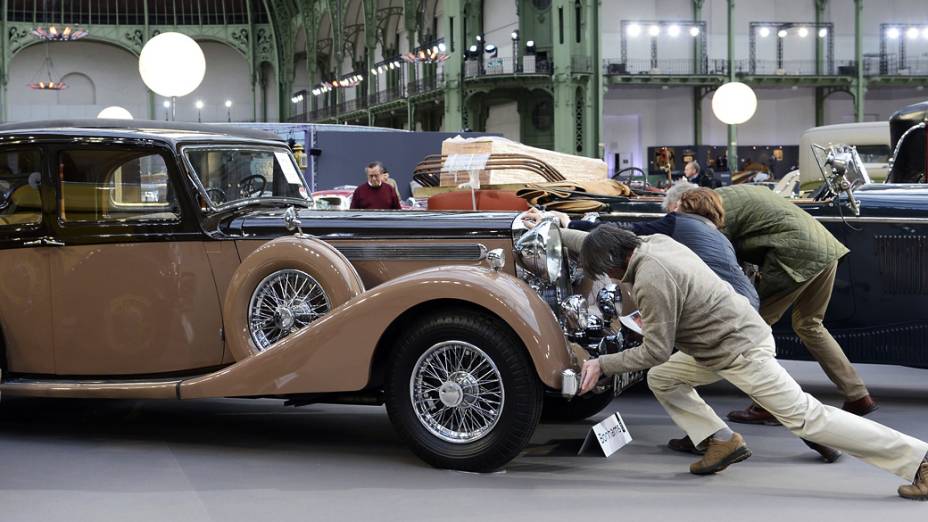 Daimler 4 Litre Sports berline (1939) é exibido em leilão no Grand Palais junto de outros veículos vintages, na França