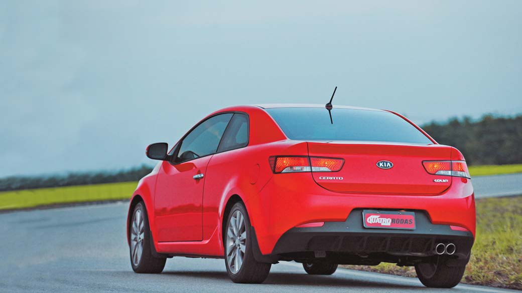 Automóvel Cerato Koup 2.0, modelo 2011 da Kia