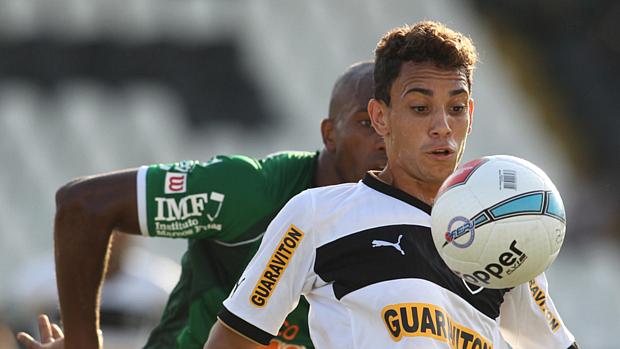 Autor do gol do Botafogo, Caio disputa bola em São Januário