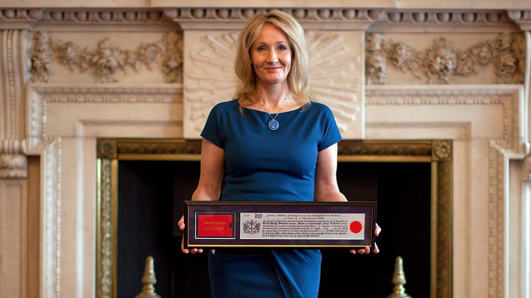 A autora J.K. Rowling é premiada com "Freeman of City of London", na Inglaterra