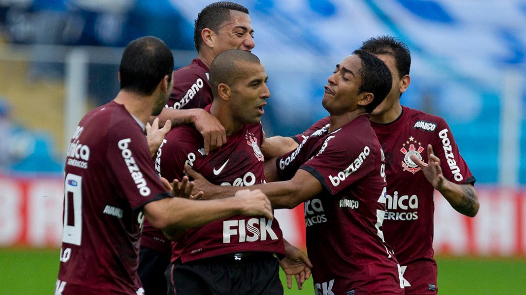 Emerson comemora seu gol durante a partida entre Avai e Corinthians, válida pela 13ª rodada do Campeonato Brasileiro de 2011