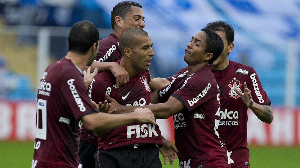 Emerson comemora seu gol durante a partida entre Avai e Corinthians, válida pela 13ª rodada do Campeonato Brasileiro de 2011