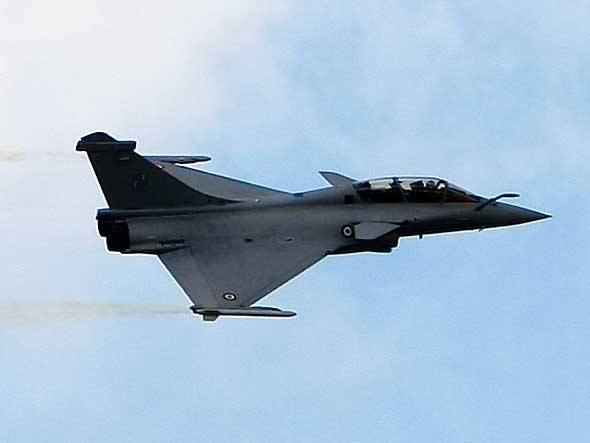 Um Rafale, da Dassault, voa sobre Paris. Esse caça pode carregar uma variedade de armamentos sob as asas e conta com sistemas eletrônicos avançados para dificultar sua detecção pelo radar Um Rafale, da Dassault, voa sobre Paris. Esse caça pode carregar uma variedade de armamentos sob as asas e conta com sistemas eletrônicos avançados para dificultar sua detecção pelo radar