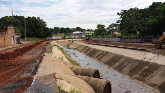 Obras ao longe de córrego na Avenida 8 de Abril, atrás da Arena Pantanal em Cuiabá (MT)