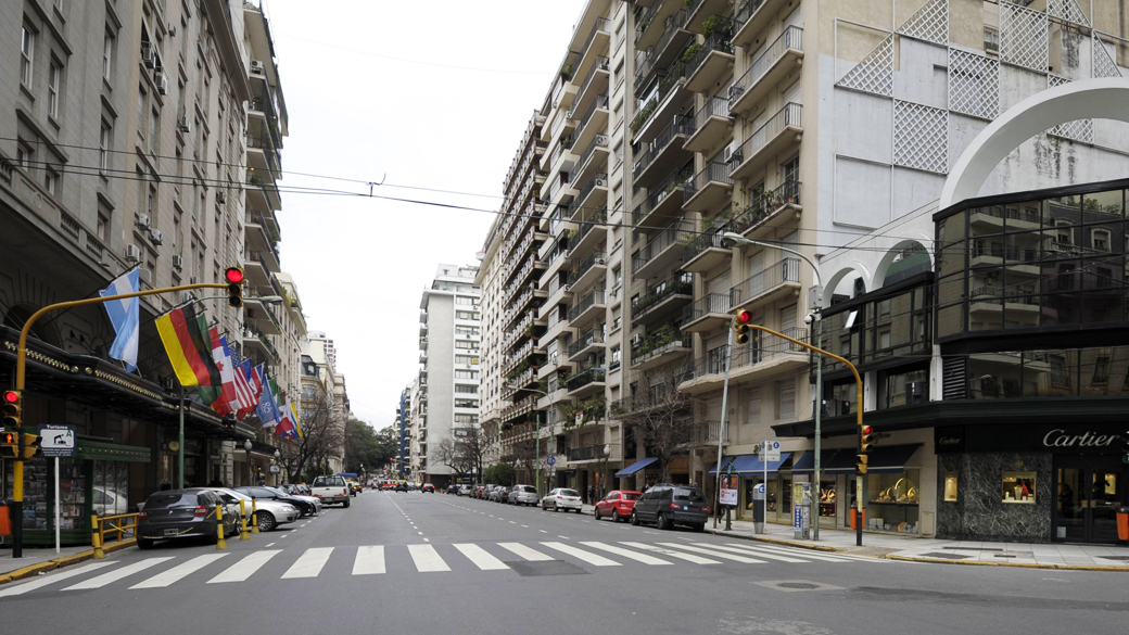 Avenida Alvear no bairro da Recoleta em Buenos Aires, Argentina