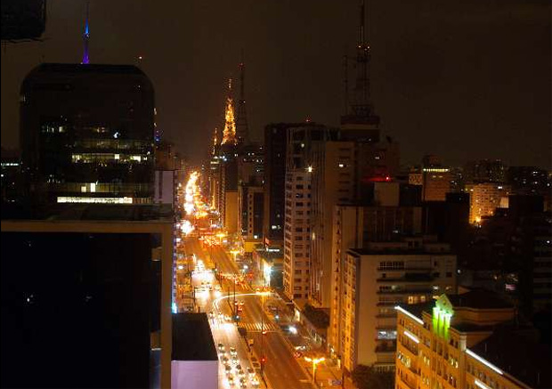 Vista noturna da Avenida Paulista, em São Paulo