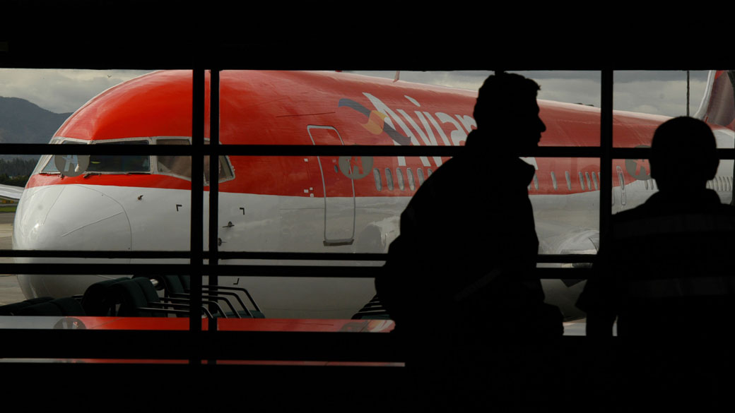 Passageiros aguardam voo da Avianca em Nova York