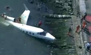 Avião cai na Baía de Guanabara