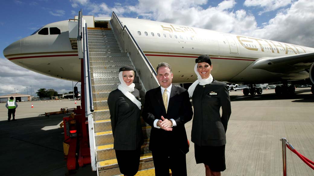 CEO, James Hogan, posa com tripulação em frente à avião da Etihad