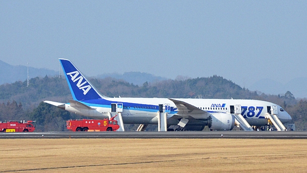 Boeing 787 Dreamliner é visto após pouso forçado no Japão