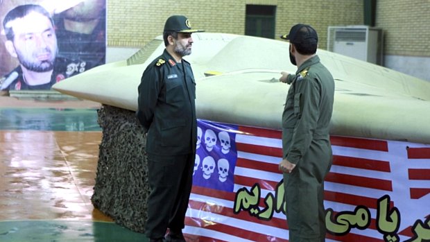 Membros da guarda revolucionária iraniana conversam sobre o avião teleguiado americano