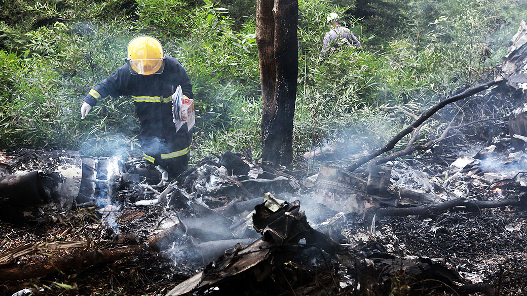 Imagem de local onde um avião bimotor caiu na manhã deste sábado (28) em Juiz de Fora, em Minas Gerais