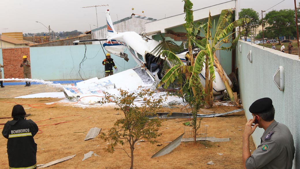 O avião de pequeno porte que saiu do Aeroporto Santa Genoveva e caiu em uma residência, em Goiânia