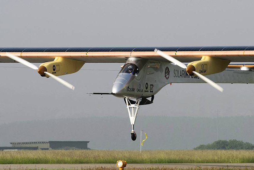 Aeronave suíça movida a energia solar batizada Solar Impulse decola em Payerne, na Suíça, rumo ao Marrocos