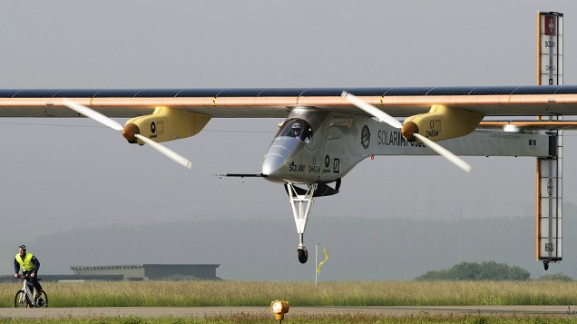 Aeronave suíça movida a energia solar batizada Solar Impulse decola em Payerne, na Suíça, rumo ao Marrocos<br>  