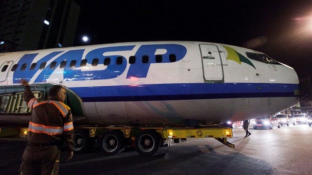 Avião da extinta companhia aérea VASP, que foi arrematado por R$133 mil em um leilão, é transportado pelas ruas de São Paulo na madrugada desta sexta, rumo à cidade de Araraquara